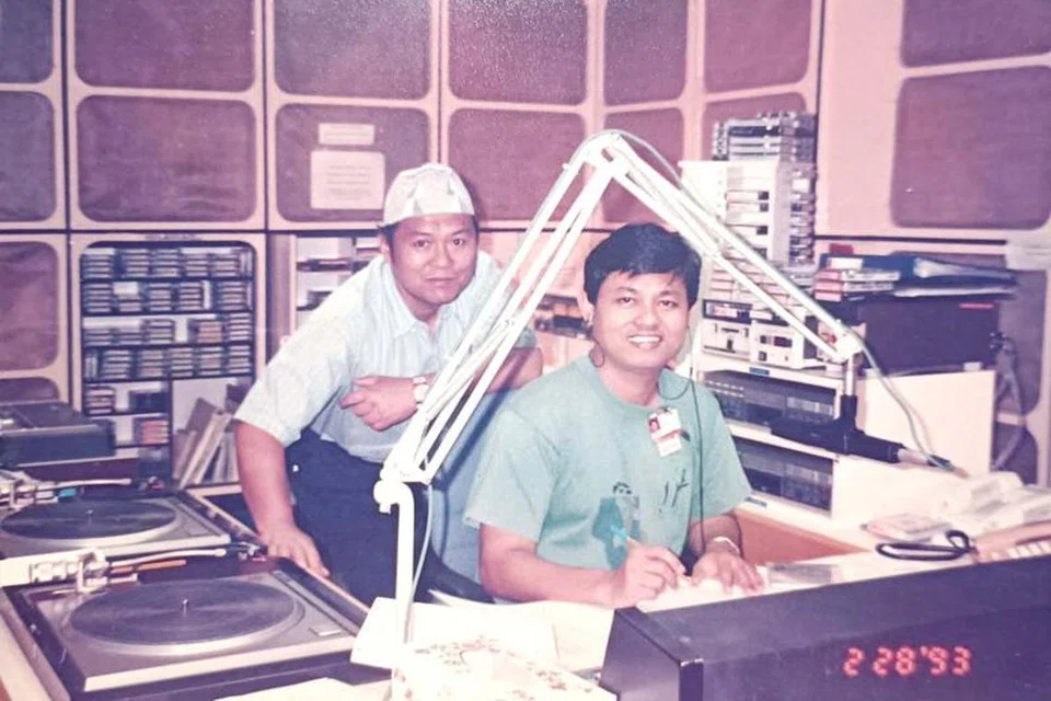 Perubahan zaman dan selok-belok mengendalikan penyiaran radio menerusi peralatan yang bertukar ganti dapat dirasakan Rashid Sulaiman (kiri) yang bergambar bersama deejay sambilan Warna 942, Malik Zainal.
