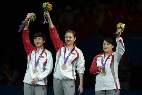(Dari kiri) Pemain tenis meja Singapura, Feng Tianwei, Li Jiawei dan Wang Yuegu selepas menerima pingat gangsa dalam acara berpasukan wanita pada 7 Ogos 2012. Mereka menewaskan Korea Selatan 3-0 untuk membawa pulang pingat gangsa kedua Singapura di Sukan Olimpik London 2012.