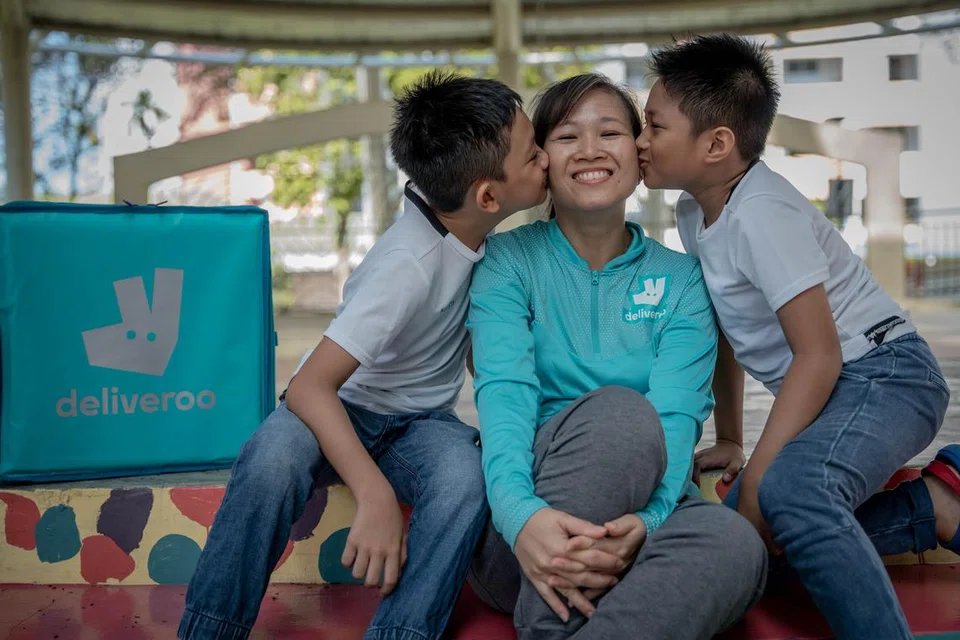 Cik Nur Sharmin, atau nama sebenarnya, Charmaine Leoncio Colminar, bersama dua anaknya, Muhammad Ezra Khairi, 10 tahun; dan Muhammad Jazli Khalish, sembilan tahun.