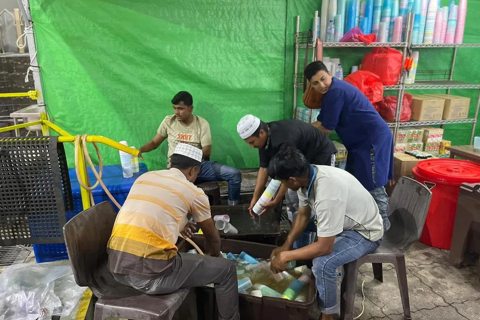 RINGAN TULANG: Sukarelawan Bangladesh tangkas mencuci pinggan mangkut selepas  jemaah beriftar di MAKM sepanjang Ramadan .     