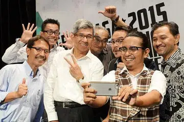 GENTARASA 2015 BERTEMAKAN MUZIKAL: (Dari kiri) Pengerusi Mesra, Encik Omar Ismail; Pengerusi Penganjur, Encik Ramlan Rasidi; Dr Yaacob Ibrahim; koreografer, Encik Osman Hamid; pengarah artistik, Encik Izzat Yusoff; penerbit, Encik Firdaus Faisal; dan komposer, Encik Zubir Abdullah; berselfie di sesi pratonton Gentarasa 2015. - Foto JOHARI RAHMAT
