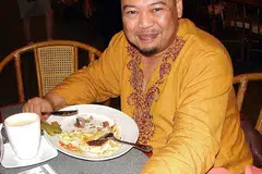 MAMAT KHALID: Belum boleh dipindahkan ke wad biasa bagi tujuan pemantauan. Bagi memastikan jantungnya kembali stabil, doktor merehatkan pengarah terbabit selama 48 jam dengan memberikan dos ubat yang membolehkannya tidur. - Foto fail