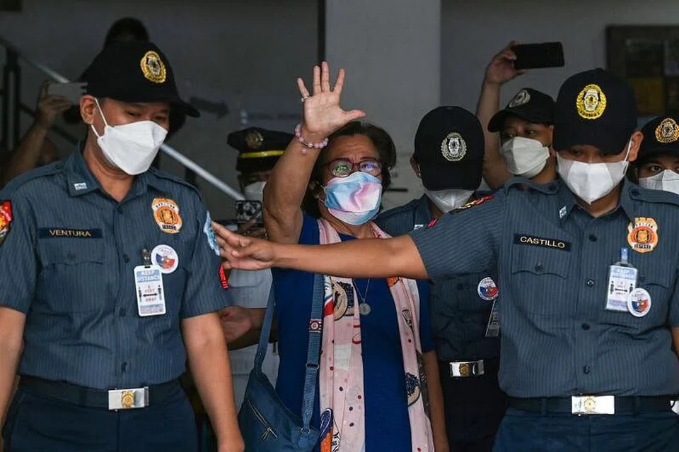 Gambar fail pada 30 September menunjukkan bekas senator Filipina dan pejuang hak asasi manusia, Leila de Lima menghadiri perbicaraannya di Mahkamah Perbicaraan Muntinlupa di Metro Manila. - Foto AFP