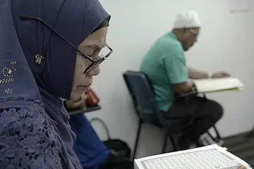 MENGHAYATI PEMBELAJARAN ISLAM: Antara pelajar dewasa yang mengikuti program Al-Quran Pergas ini. - Foto-foto PERGAS 