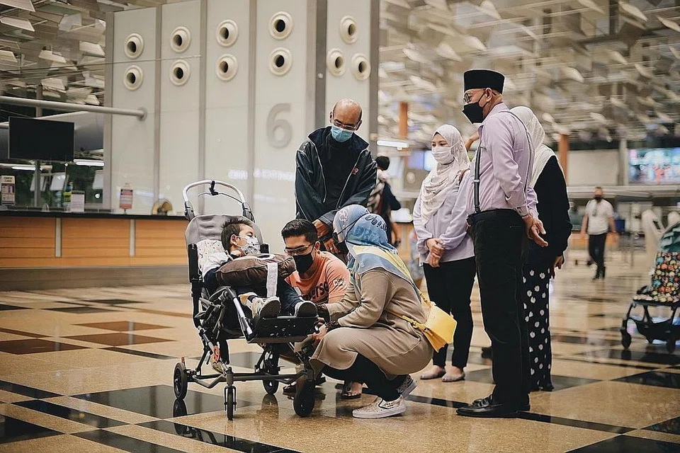 HULUR BANTUAN: Aryan bersama ibu bapanya dan beberapa kakitangan Persatuan Ain, termasuk Ketua Pegawai Eksekutif, Encik Md Yusof Ismail (kanan), di Terminal 3 sebelum keluarga itu berlepas ke New York untuk mendapatkan rawatan khusus. - Foto BH oleh HARITH MUSTAFFA