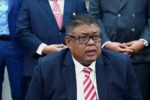 Ketua Menteri Melaka, Datuk Ab Rauf Yusoh, pada sidang media khas mengumumkan pembubaran Dewan Undangan Negeri (DUN) Melaka, pada 22 September di Kompleks Seri Negeri, Melaka.
