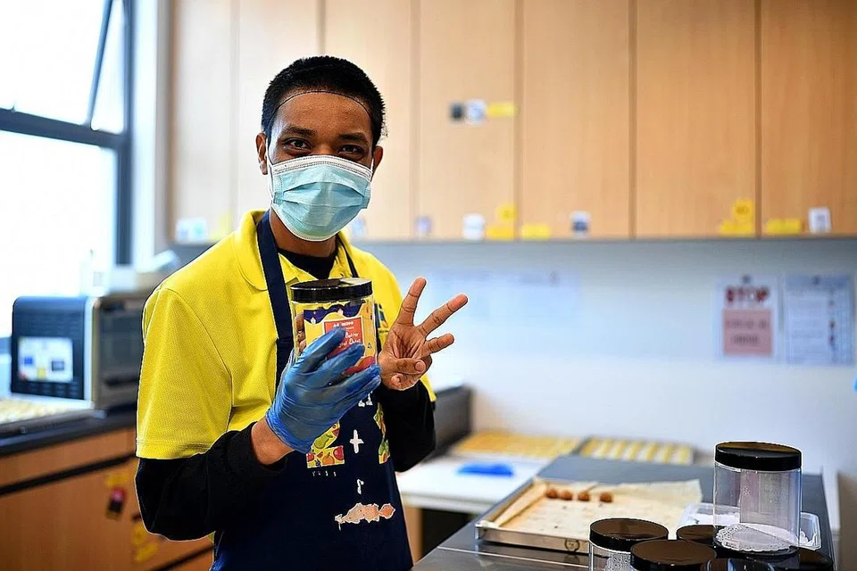 TERIMA MAKANAN YANG DISEDIAKAN RAKAN: Encik Muhd Syukri Mohd Hani yang merupakan pelajar di MIJ Hub merupakan antara penerima bantuan The Takeout Campaign. - Foto BH oleh LIM YAOHUI