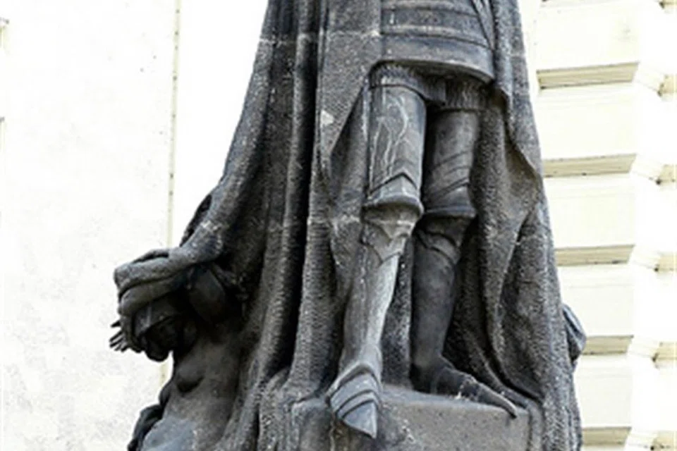 MONUMEN BUAT HANTU: Hantu satria Jachym Berka atau ‘Iron Man’ adalah satu-satunya hantu dalam dunia yang diberikan sanjungan dalam bentuk tugu peringatan di Prague.