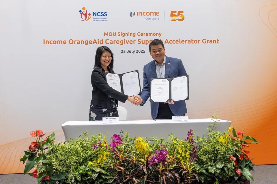 Ketua Pegawai Eksekutif (CEO), Majlis Khidmat Sosial Kebangsaan (NCSS), Cik Tan Li San, dan CEO Income Insurance Limited, Encik Andrew Yeo, menandatangani Memorandum Persefahaman (MOU) bagi melancarkan Geran Pemacu Sokongan Penjaga OrangeAid Income pada 25 Julai 2025.