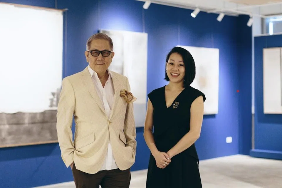 Encik Chong Huai Seng (kiri) dan anaknya, Cik Ning Chong, merupakan pengasas bersama syarikat seni, The Culture Story, yang merupakan penganjur bagi pameran, ‘Artist’s Proof: Singapore at 60’.
