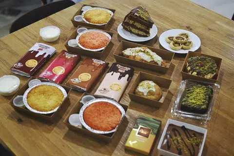 Beraneka jenis produk makanan berunsur ‘kunafa’ dijual peniaga tempatan yang ditinjau BM termasuk kek ‘kunafa’ (tengah barisan atas), kek keju (paling kanan barisan dua dari atas) dan bar coklat ‘kunafa’ (barisan dua).