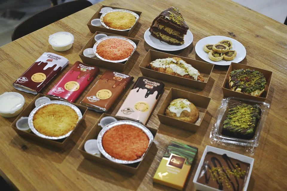 Beraneka jenis produk makanan berunsur ‘kunafa’ dijual peniaga tempatan yang ditinjau BM termasuk kek ‘kunafa’ (tengah barisan atas), kek keju (paling kanan barisan dua dari atas) dan bar coklat ‘kunafa’ (barisan dua).