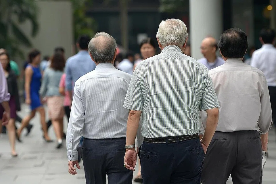 TERUS BERKHIDMAT: Dengan usia persaraan dinaikkan ke 63 tahun dan pengambilan kerja semula kepada 68 tahun, warga emas masih boleh menawarkan khidmat mereka meskipun di usia senja. - Foto fail