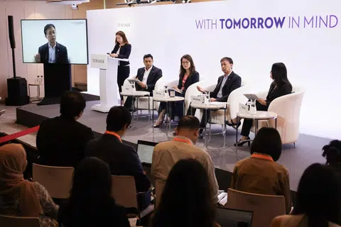 (Atas pentas, dari kiri) Moderator, Pengarah Urusan, Hal Ehwal Awam, Cik Lena Goh; dan anggota panel, Ketua, Hartanah, Timbalan Ketua, Pelaburan Dana Ekuiti Persendirian Temasek International, Encik Alpin Mehta; Ketua Pegawai Kewangan Temasek International, Cik Png Chin Yee; Timbalan Ketua Pegawai Eksekutif Temasek International, Encik Chia Song Hwee; serta Ketua, Perkhidmatan Kewangan Temasek International, Cik Connie Chan, semasa sidang media Temasek Review 2024 pada 9 Julai.