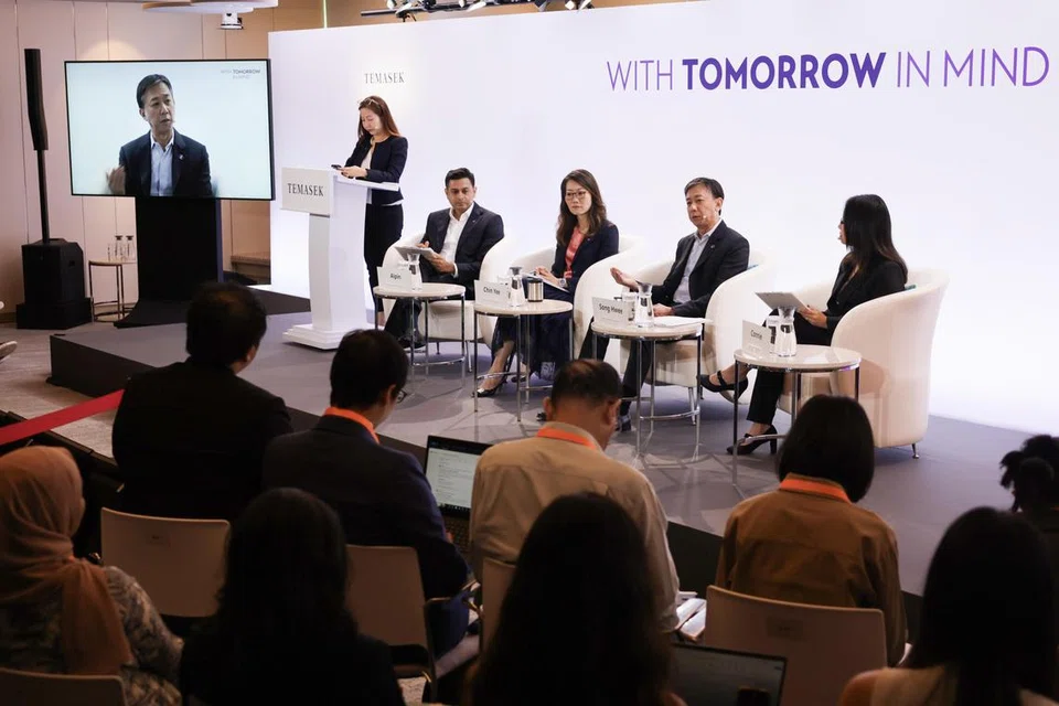 (Atas pentas, dari kiri) Moderator, Pengarah Urusan, Hal Ehwal Awam, Cik Lena Goh; dan anggota panel, Ketua, Hartanah, Timbalan Ketua, Pelaburan Dana Ekuiti Persendirian Temasek International, Encik Alpin Mehta; Ketua Pegawai Kewangan Temasek International, Cik Png Chin Yee; Timbalan Ketua Pegawai Eksekutif Temasek International, Encik Chia Song Hwee; serta Ketua, Perkhidmatan Kewangan Temasek International, Cik Connie Chan, semasa sidang media Temasek Review 2024 pada 9 Julai.