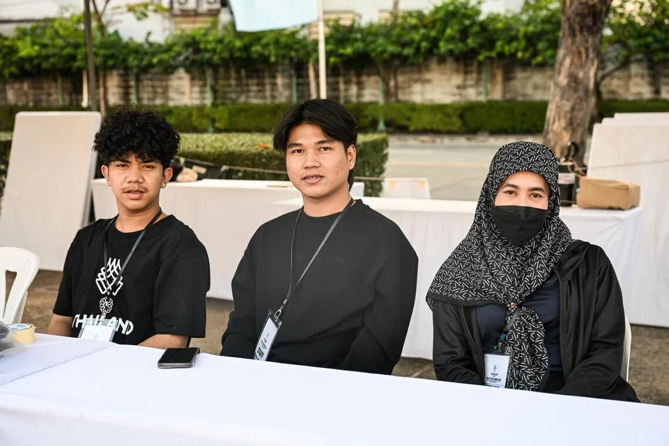 Sukarelawan  Sukan SEA 2025 (dari kiri) Martin, Rulan dan You berkata mereka teruja menjadi sebahagian temasya sukan terbesar di rantau ini. Mereka merupakan sukarelawan yang bertugas di pusat pengumpulan barang hilang di Stadium Rajamangala, Bangkok, Thailand.