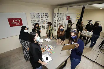 TABUR BAKTI: Cik Siti Nurhafizah (bertudung) bersama relawan lain program Teacher Everywhere yang mengikuti sesi latihan pertama semalam. - Foto ZAOBAO