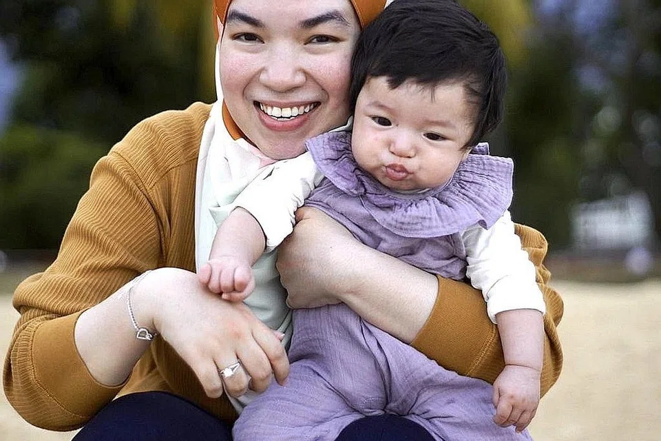 SI CILIK JADI PENAWAR: Wartawan Siti Aisyah Nordin bersama anakya, Saarah, yang berusia lima bulan. - Foto ihsan SITI AISYAH NORDIN