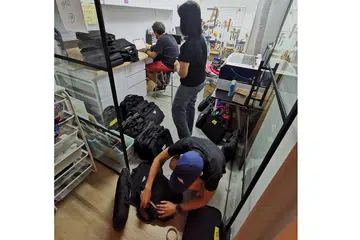 BERI BANTUAN: Encik Johann Annuar bersama anak buahnya sibuk perbaiki komputer riba yang diterima dari orang ramai untuk dimanfaatkan golongan tidak berkemampuan. - Foto ENGINEERING GOOD