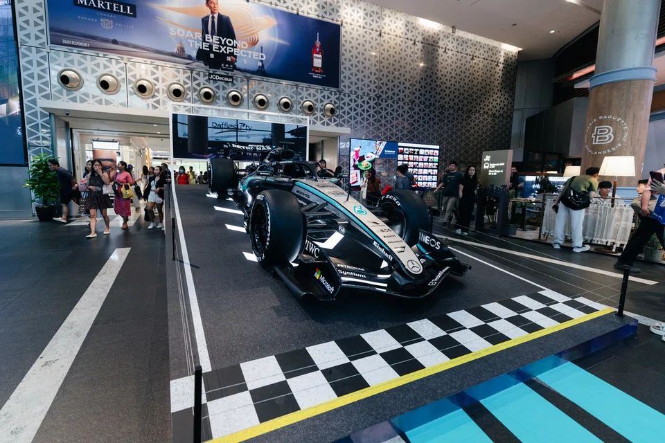Peminat boleh mengambil gambar bersama kereta lumba W17 pasukan F1 Mercedes-AMG PETRONAS di pusat beli-belah Raffles City.