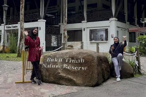 Penulis (kanan) dan wartawan pelatih, Aishah Effandy, bergambar di Hutan Simpanan Bukit Timah setelah berjalan ke sana dari Koridor Kereta Api.