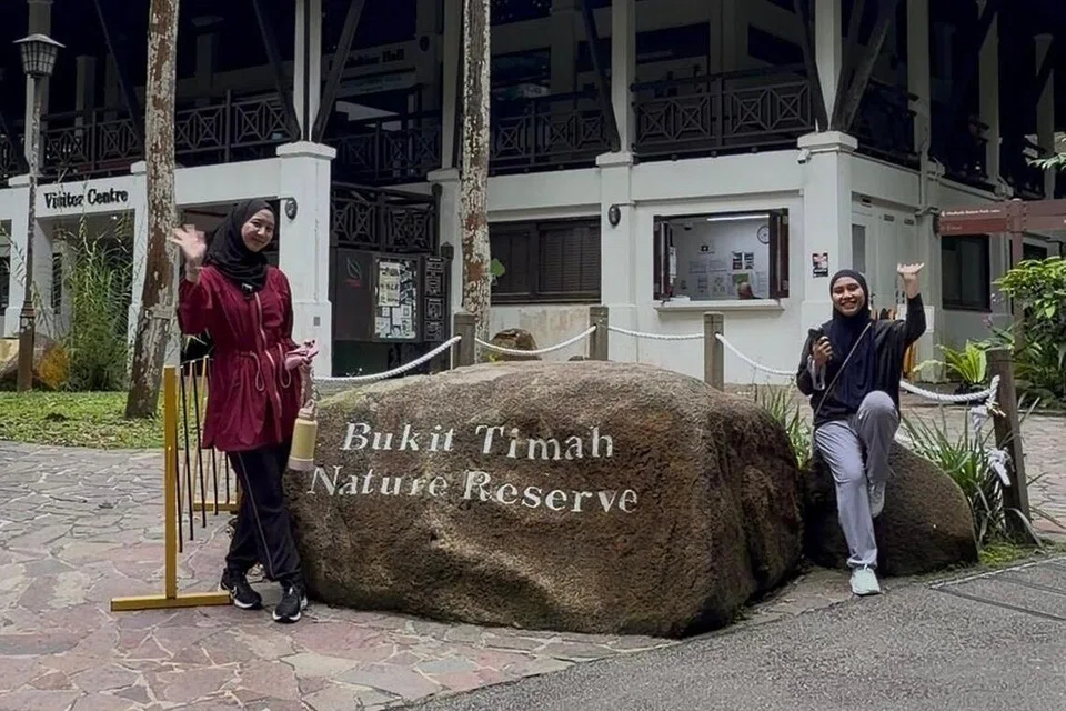 Penulis (kanan) dan wartawan pelatih, Aishah Effandy, bergambar di Hutan Simpanan Bukit Timah setelah berjalan ke sana dari Koridor Kereta Api.