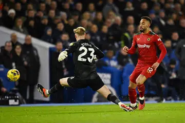 BAZIR PELUANG: Penjaga gawang Brighton & Hove Albion, Jason Steele, beraksi menentang penyerang Wolverhampton Wanderers, Matheus Cunha. Walaupun kededua pasukan mempunyai beberapa peluang menjaringkan gol, mereka tidak memanfaatkannya dengan baik dan perlawanan berakhir 0-0.