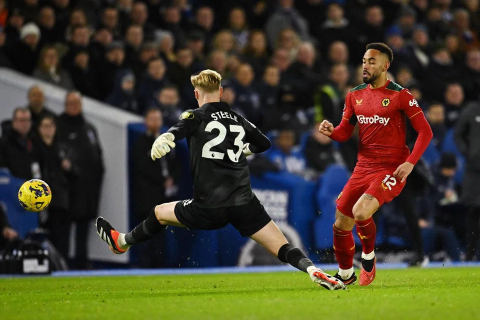 BAZIR PELUANG: Penjaga gawang Brighton & Hove Albion, Jason Steele, beraksi menentang penyerang Wolverhampton Wanderers, Matheus Cunha. Walaupun kededua pasukan mempunyai beberapa peluang menjaringkan gol, mereka tidak memanfaatkannya dengan baik dan perlawanan berakhir 0-0.