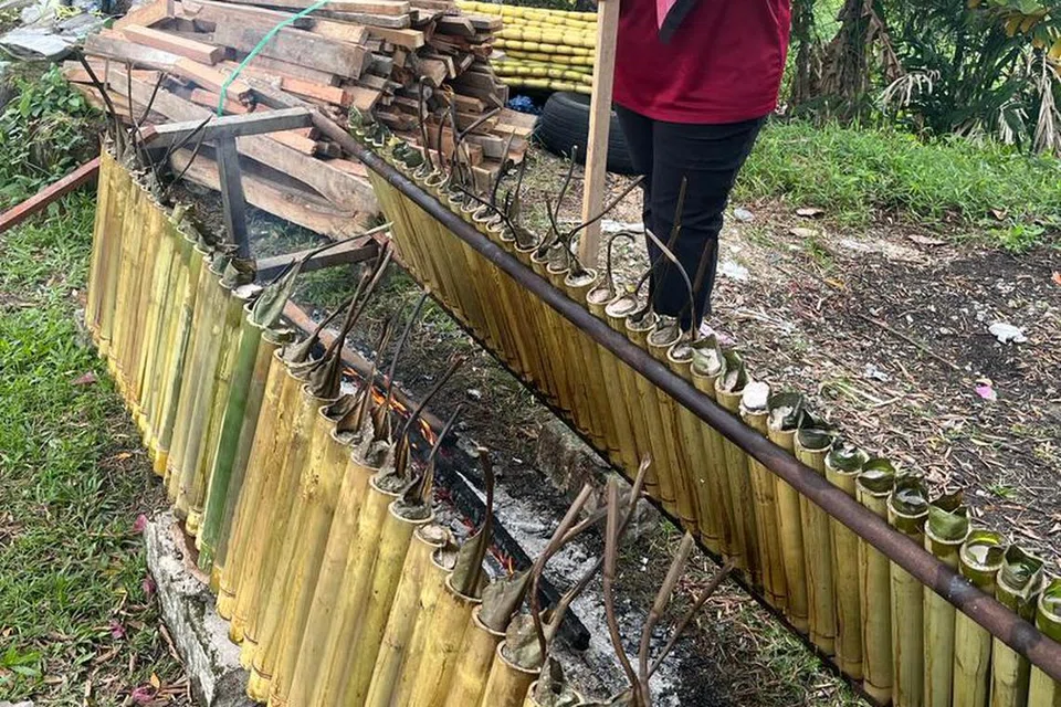 Peniaga lemang, Cik Siti Rahayu Abdul Ghani, 44 tahun, sibuk membakar lemang bermula dua hari sebelum Ramadan untuk memeriahkan acara ‘mantai’ yang menjadi tradisi penduduk Negeri Sembilan bagi meraikan kehadiran Ramadan.