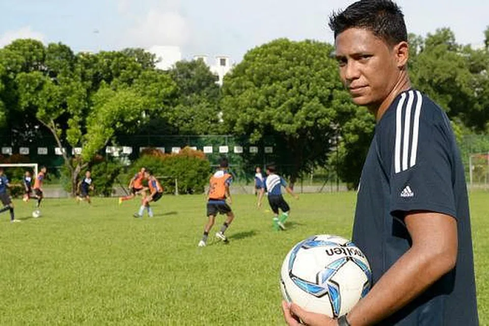 PELUANG KEEMASAN: Firdaus menyifatkan tawaran kelab Chainat Hornbill FC dari Thailand itu sebagai peluang keemasan, apatah lagi setelah beliau tidak ditawarkan kontrak baru selepas mengendalikan pasukan Bawah 18 Tahun (U-18) kelab Liga-S Hougang United. - Foto TUKIMAN WARJI 