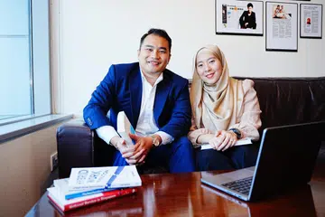 Pasangan, PhD, bakti kepada masyarakat
