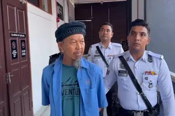 Warga emas, Nordin Ithnin 61 tahun (kiri), mengaku tidak bersalah di Mahkamah Majistret Batu Pahat, Johor, pada 8 Mei, atas tuduhan memandu secara melulu sehingga menyebabkan kematian seorang murid Tahun 2 sebuah sekolah di Parit Sulong, Batu Pahat, Johor, Nur Aini Umairah Mohd Fareez, 8 tahun, pada 5 Mei lalu.