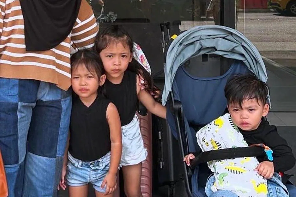 Cik Noratikah Suratman bersama anaknya (dari kiri) Nur Evalyn Eliya, empat tahun; Nur Aralyn Alisha, lima tahun, dan Nur Bima Fahlevi, dua tahun. 