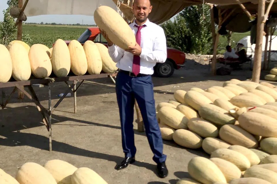 PELUANG PERTANIAN: Encik Dilmurad Yunusov seorang pemandu membuktikan tembikai madu antara buah-buahan yang menarik minat pelabur untuk mengimport buah tersebut. 