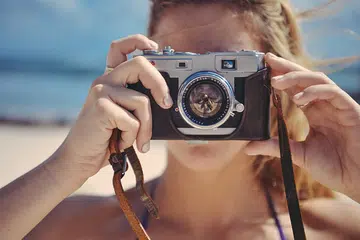 RAKAMAN KENANGAN: Gen Z lebih terdorong menggunakan kamera analog berbanding telefon pintar yang mempunyai kemudahan kamera digital. 