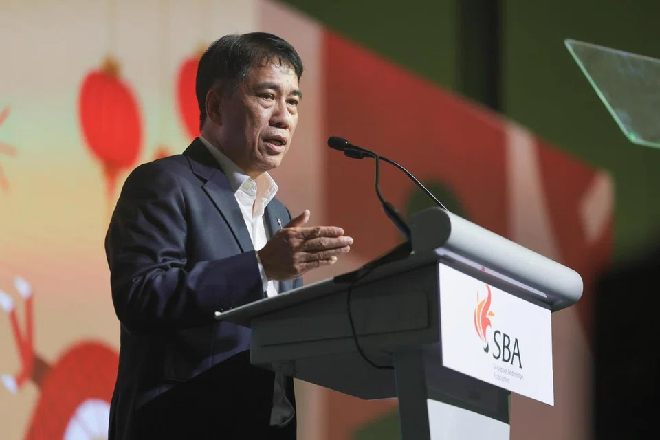 Presiden Persatuan Badminton Singapura (SBA), Lawrence Leow semasa berucap di malam anugerah dan gala yang diadakan di hotel, Fairmont Singapore pada 19 Februari. 