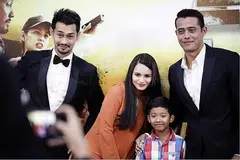 BAHANG SINGGAH KE SINGAPURA: (Dari kiri) Farid Kamil, Izara Aishah dan Zul Ariffin, yang berpeluang menyuntik kesegaran dalam sesebuah filem aksi Melayu, bergambar bersama seorang peminat cilik di sesi pratonton 'J Revolusi' di pawagam Rex@Golden Mile Tower, baru-baru ini. - Foto DLUX ENTERTAINMENT