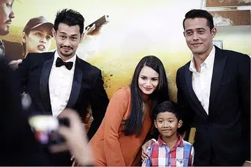 BAHANG SINGGAH KE SINGAPURA: (Dari kiri) Farid Kamil, Izara Aishah dan Zul Ariffin, yang berpeluang menyuntik kesegaran dalam sesebuah filem aksi Melayu, bergambar bersama seorang peminat cilik di sesi pratonton 'J Revolusi' di pawagam Rex@Golden Mile Tower, baru-baru ini. - Foto DLUX ENTERTAINMENT