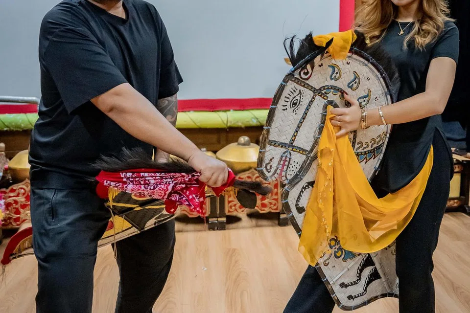 Anggota salah satu kumpulan Kuda Kepang Singapura, Kesenian Tedja Timur, Encik Mohamed Azime Abdullah (kiri) dan Cik Nur Inyirah Zayanah Muhammad Raihan. Wartawan Berita Harian dapat bertemu dengan mereka dan Presiden Persatuan Kuda Kepang Singapura, Encik Iswandiarjo Wismodiarjo, serta salah seorang asatizah untuk mengetahui lebih lanjut tentang kuda kepang. 