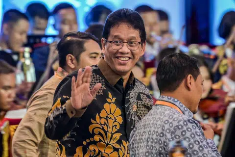 Menteri Kewangan Indonesia, Encik EPurbaya Yudhi Sadewa (tengah), menyapa seorang pegawai lain ketika menghadiri mesyuarat tahunan Bank Indonesia di Jakarta pada 28 November.