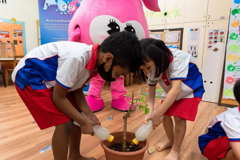 Murid-murid di tajaka PCF Sparkletots di Sengkang East Blk 123A menyiram pokok menggunakan botol air. Ini adalah antara kegiatan yang dilakukan sempena inisiatif 'Water Wednesdays' bulan lalu.