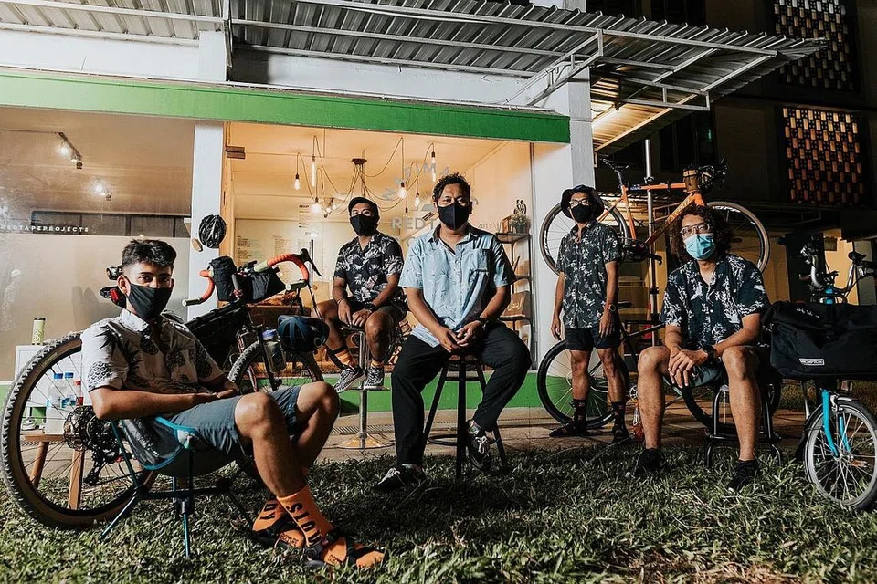 TETAP NAK 'STYLE': (Dari kiri) Encik Muhammad Nuruddyn Ahmad, Encik Syafiq Abdul Latiff, Encik Rahim Musa, pengasas Analog Affair, Encik Fadly Salleh, dan jurukamera Encik Fandy Razak, siap memakai baju bermotif sambil menunggang basikal 'custom' mengelilingi Singapura. - Foto ihsan MUHAMMAD NURUDDIN AHMAD