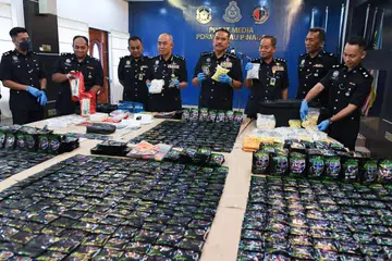 Ketua Polis Pulau Pinang, Datuk Hamzah Ahmad (empat dari kanan), bersama pegawainya menunjukkan pelbagai jenis dadah yang dirampas hasil beberapa serbuan di negeri itu.