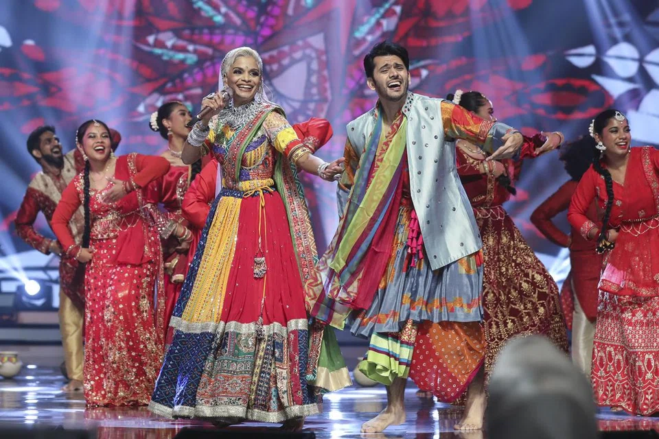 WARNA-WARNI BOLLYWOOD: Jaclyn Victor (kiri) membawa semangat filem Bollywood, Kabhi Khushi Kabhie Gham, ke pentas ‘All Stars Gegar Vaganza’ bahkan mendapat tempat pertama dalam konsert minggu keempat.