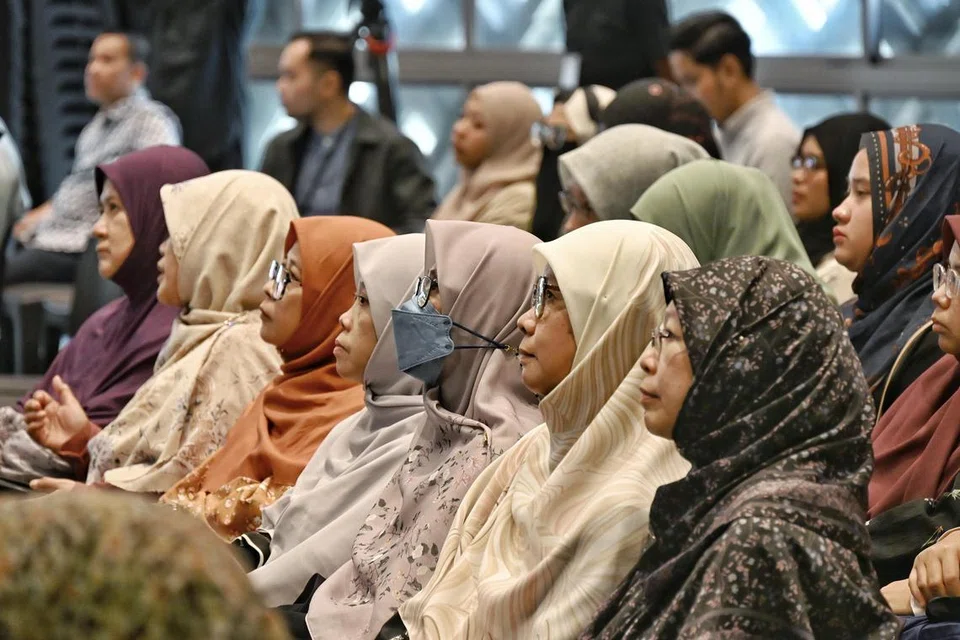 Fatwa yang membolehkan pasangan Islam untuk menjalani ujian saringan pembawa bagi penyakit genetik yang serius dibincangkan dalam sesi Pendidikan Profesional Berterusan (CPE) untuk sekitar 112 asatizah pada 18 Ogos di Masjid Al-Ansar. 