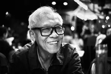Penerima Pingat Kebudayaan 2009, pelukis veteran, Ang Ah Tee, 81 tahun, menentang usia dengan memiliki tenaga tidak terbatas untuk terus berkarya.