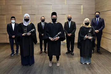 MAJLIS TAMAT PENGAJIAN: Valediktorian kohort pertama PCICS Ustaz Faheem (tengah, barisan depan) dan dua lagi lulusan cemerlang program tersebut Ustazah Siti Raudhah Ramlan (kiri) dan Ustazah Kautsar Munain, bergambar bersama Encik Masagos (tiga dari kanan). Turut bersama mereka adalah (dari kanan) Ketua Eksekutif Muis, Encik Kadir Maideen; Presiden Muis, Encik Saat Abdul Rahman; dan Mufti Dr Nazirudin Mohd Nasir. - Foto MUIS