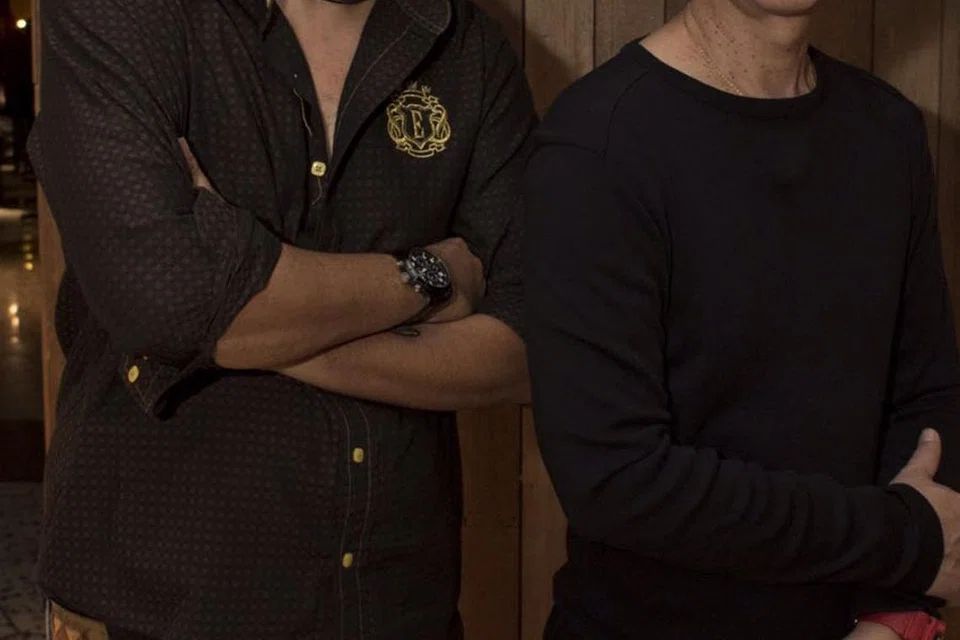 SESI AKUSTIK LEGENDA: Dua pemain gitar legenda - Joe daripada kumpulan Wings (kiri) dan bekas pemain gitar kumpulan Search, Hillary Ang - akan bergabung bagi satu sesi akustik di restoran Charisma D Venue pada setiap Ahad sepanjang bulan Mac ini, bermula esok.