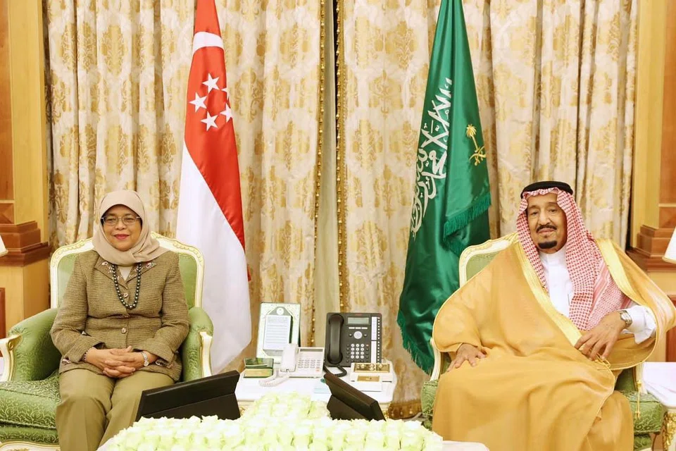 PENGIKTIRAFAN TERTINGGI: Puan Halimah bertemu Raja Salman di Istana Yamamah semalam di mana kededua pemimpin berbincang tentang peluang kerjasama di masa depan. Puan Halimah juga menerima Darjah Utama Abdulaziz Saud daripada Raja Salman, pemimpin Singapura pertama mendapat anugerah itu. 