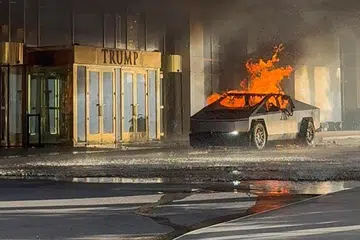 Kenderaan elektrik, Tesla Cybertruck, dilaporkan berhenti di hadapan pintu kaca Trump International Hotel sebelum berlaku letupan besar. Rakaman video menunjukkan trak keluli tahan karat itu diletakkan di pintu masuk hotel sebelum meletup dan terbakar, diikuti oleh letupan kecil yang kelihatan seperti bunga api.